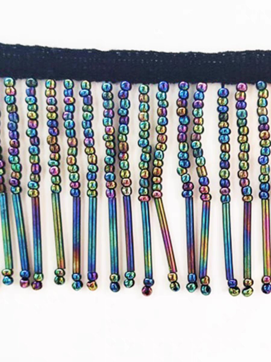 Handgemaakte kralenfranje van 90 cm lang en 6 cm breed, gemaakt van irisblauwe zaadkralen en lange buiskralen. Geschikt als lampenkapfranje, jurkfranje of voor het zelf naaien van kralen.