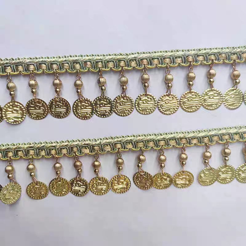 Handgemaakte franje van 90 cm lang en 3,5 cm breed met gouden metallic pailletten en kralen, geschikt voor danskleding, zelf te naaien of als franje, met 4 verschillende banden.