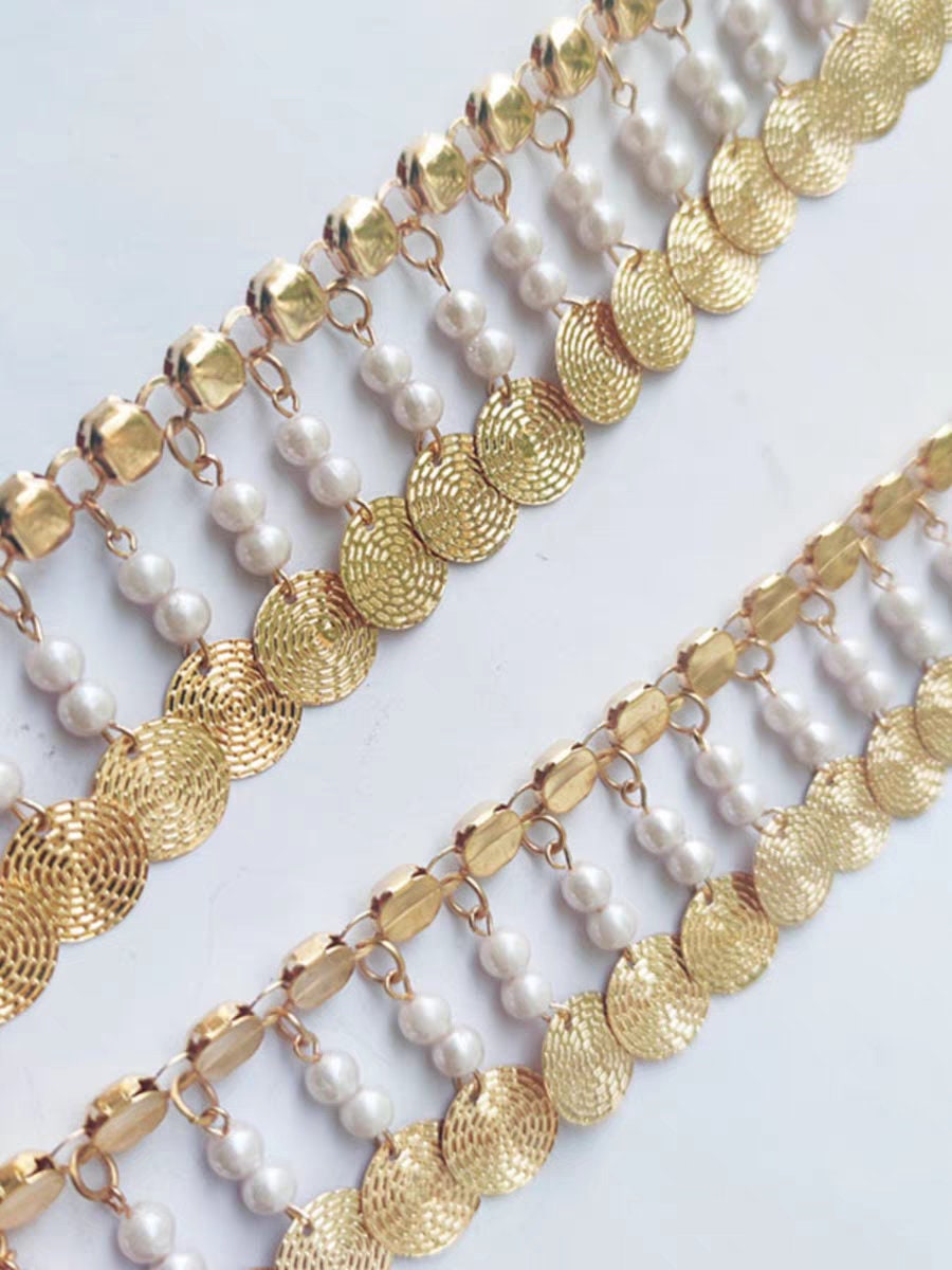 Frange faite à la main, de 91 cm de long et 4 cm de large, ornée de perles et de sequins métalliques dorés.