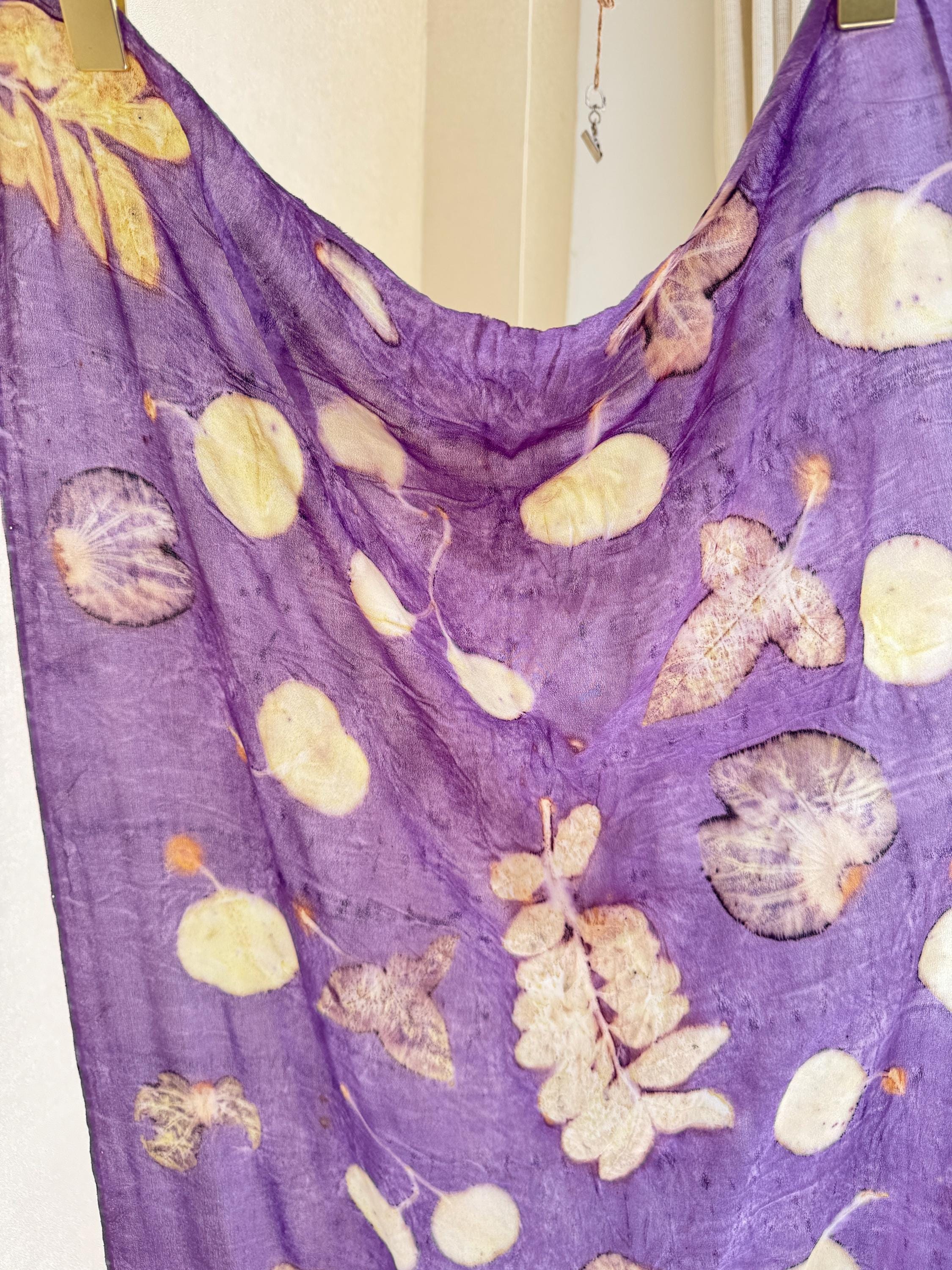 Eco-print sjaal van pure zijde, handgemaakt en geverfd met plantaardige kleurstoffen (55 cm x 140 cm)