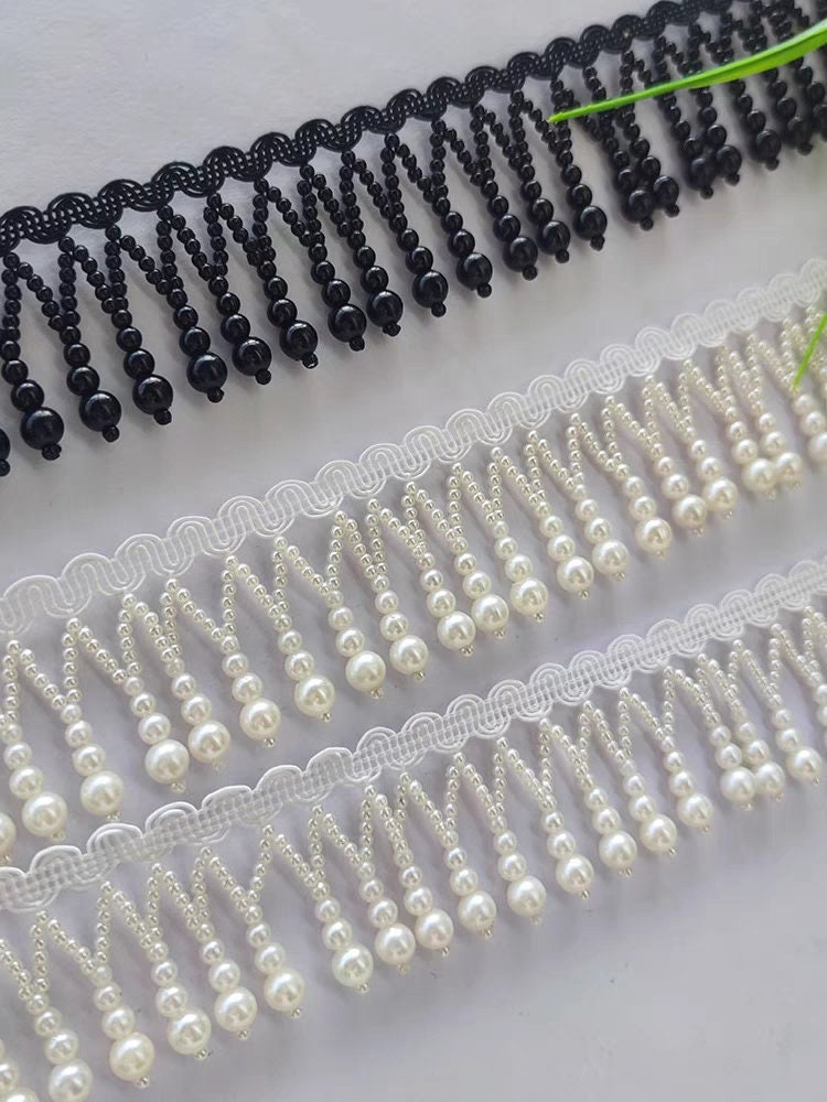 Frange faite main en perles de 90 cm de long et 4 cm de large, noire et blanche, pour abat-jour, robe ou à faire soi-même.