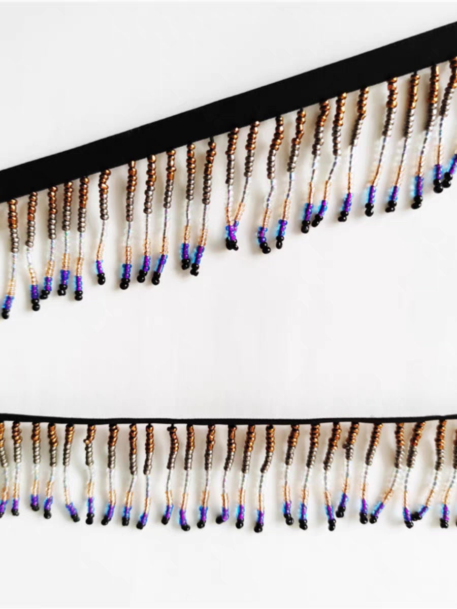 Handgemaakte kralenfranje van 90 cm lang en 3 cm breed, met een mix van twee verschillende slijpvormen, in diverse kleuren.