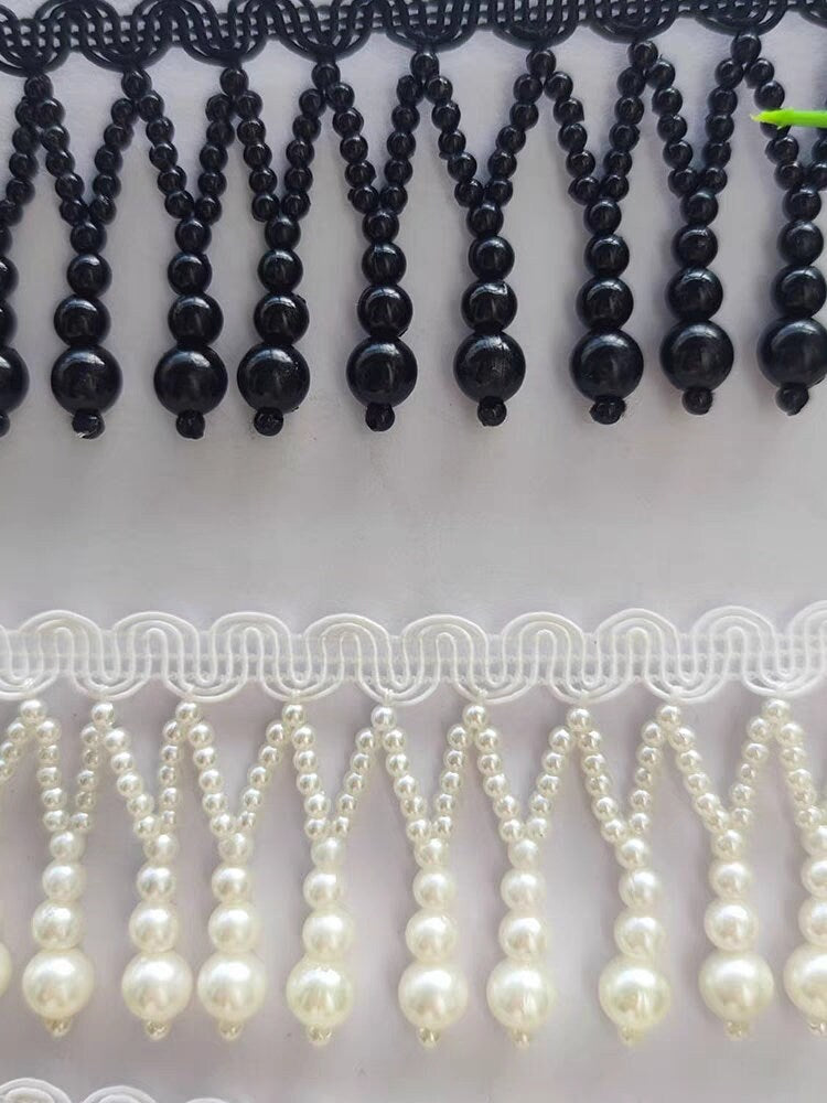 Frange faite main en perles de 90 cm de long et 4 cm de large, noire et blanche, pour abat-jour, robe ou à faire soi-même.