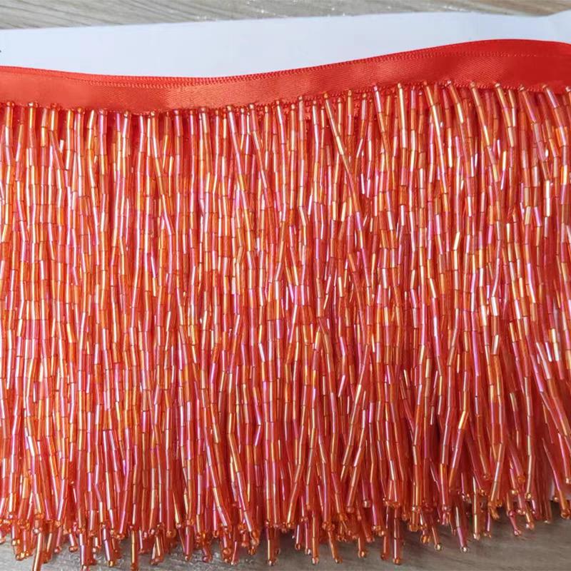 Frange perlée entièrement composée de perles tubulaires, 90 cm de long et 10 cm de large. Idéale pour la décoration de robes et costumes, ou pour abat-jour. Disponible en 10 couleurs différentes.