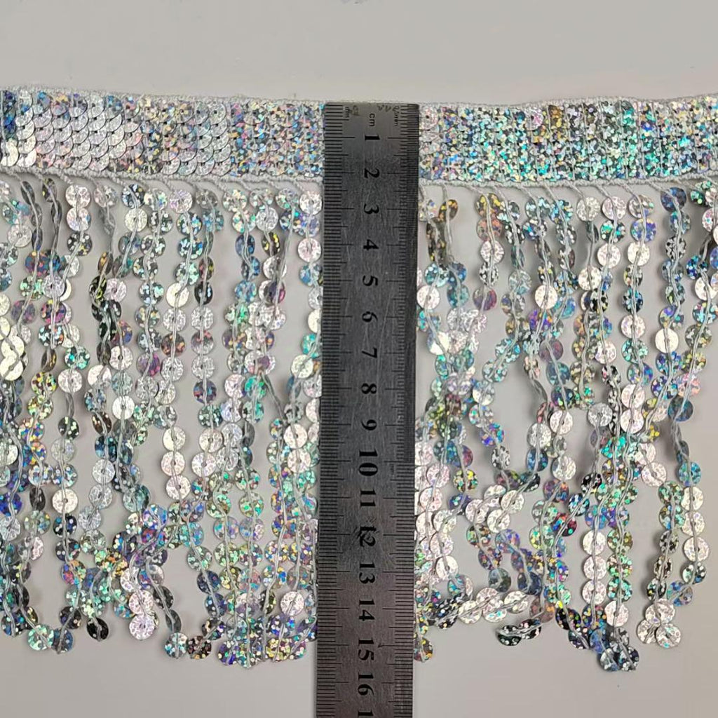 Bande tressée épaisse de 10 yards (9,14 m) et 6 pouces (15,2 cm) de large, ornée de sequins et de franges, disponible en 100 couleurs différentes.