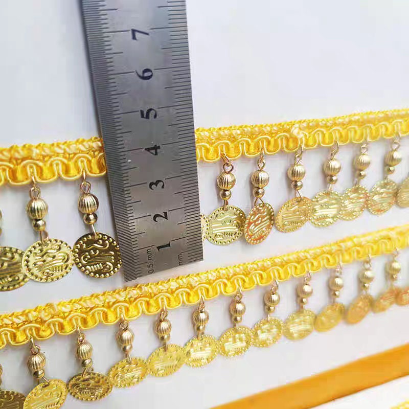 Handgemaakte franje van 90 cm lang en 3,5 cm breed met gouden metallic pailletten en kralen, geschikt voor danskleding, zelf te naaien of als franje, met 4 verschillende banden.