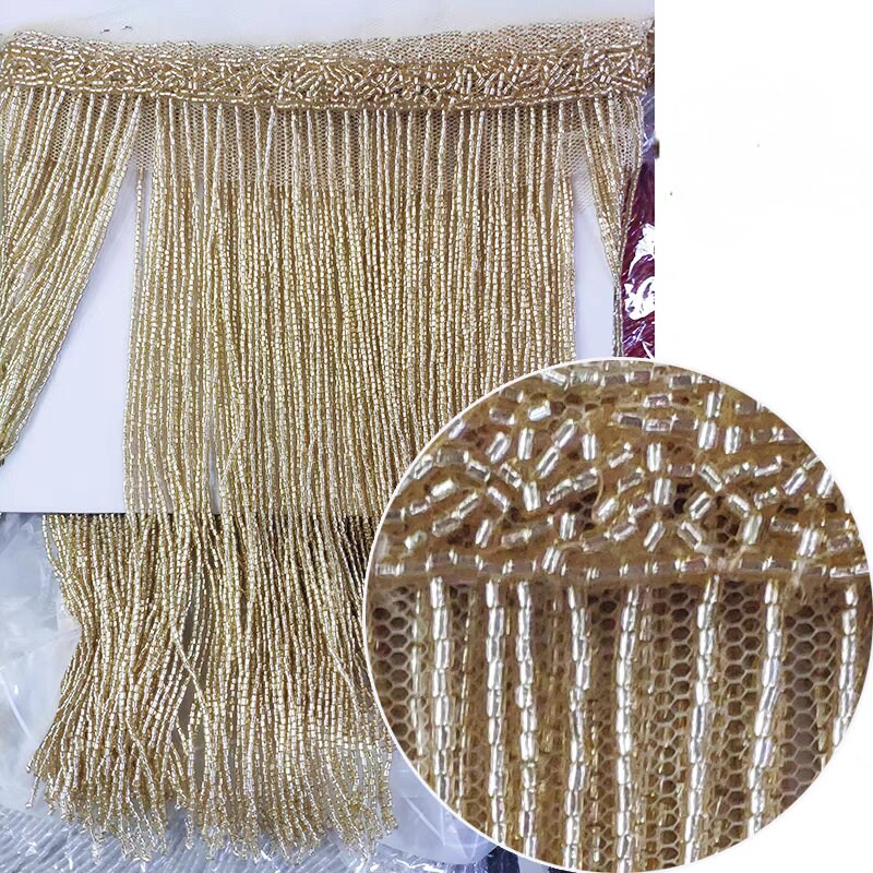 Handgemaakte kralenfranje van 180 cm lang en 25 cm breed, gemaakt van 2 gesneden zaadkralen. Geschikt als franje voor lampenkappen, trouwjurken, kostuums, doe-het-zelf decoratie of kwastjes. Verkrijgbaar in 10 verschillende kleuren.