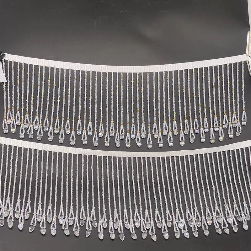 Handgemaakte kralenfranje van 12 cm brede kristallen kralen en kleine kraaltjes, goudkleurig en kristalhelder.