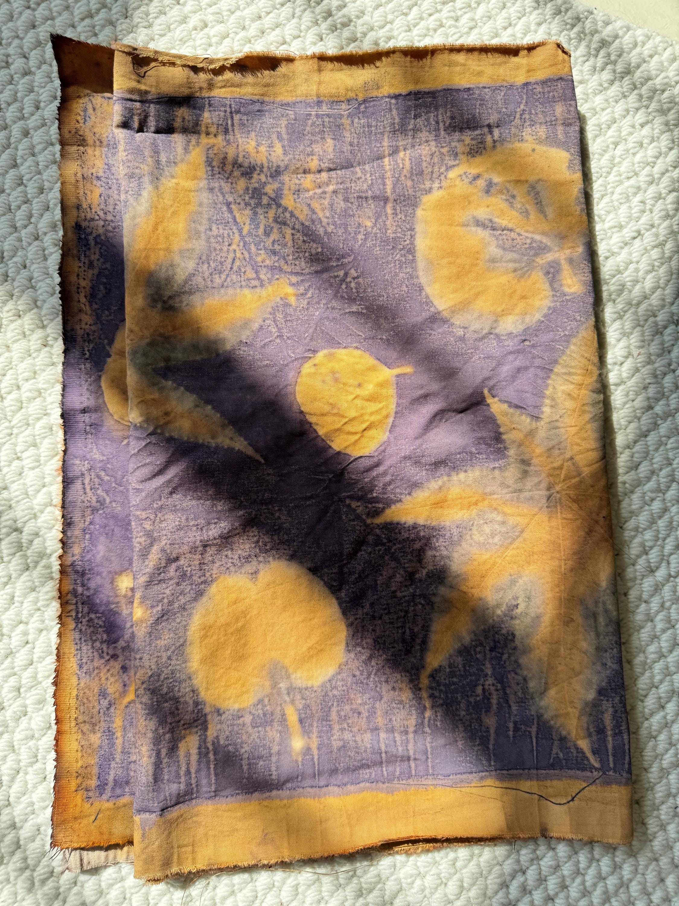 Katoenen stof met herfstplantenprint | Unieke ecologische printstof voor naaiprojecten, kunstprojecten en woondecoratie, elk stuk is uniek, 38 cm x 150 cm