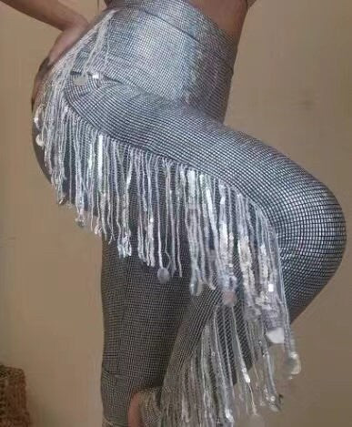 15 yards (ca. 14 meter) glinsterende, 18 cm brede, bandloze, dikke zilveren paillettenfranje, verkrijgbaar in verschillende kleuren.