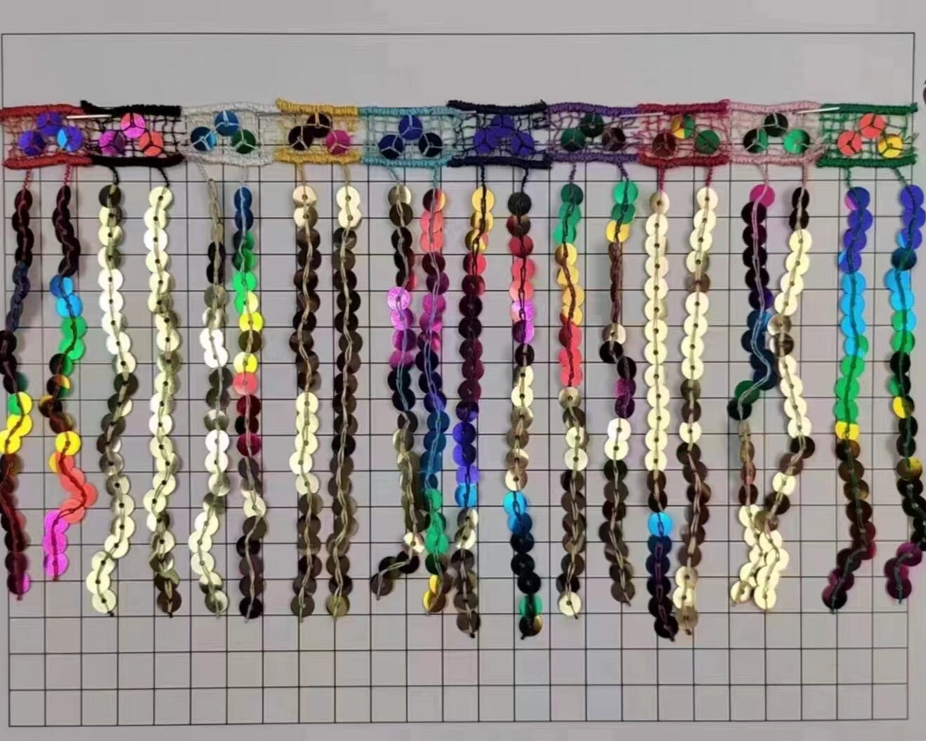 10 meter lange, 15 cm brede regenboogkleurige paillettenfranje, in 10 verschillende kleuren.