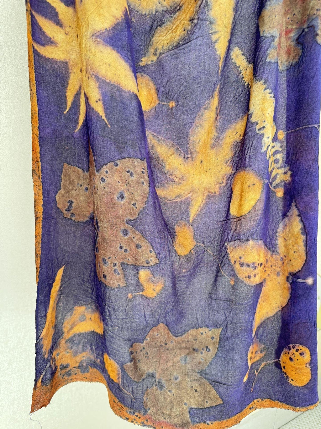 Eco-print sjaal van pure zijde, handgemaakt en geverfd met plantaardige kleurstoffen (55 cm x 140 cm)