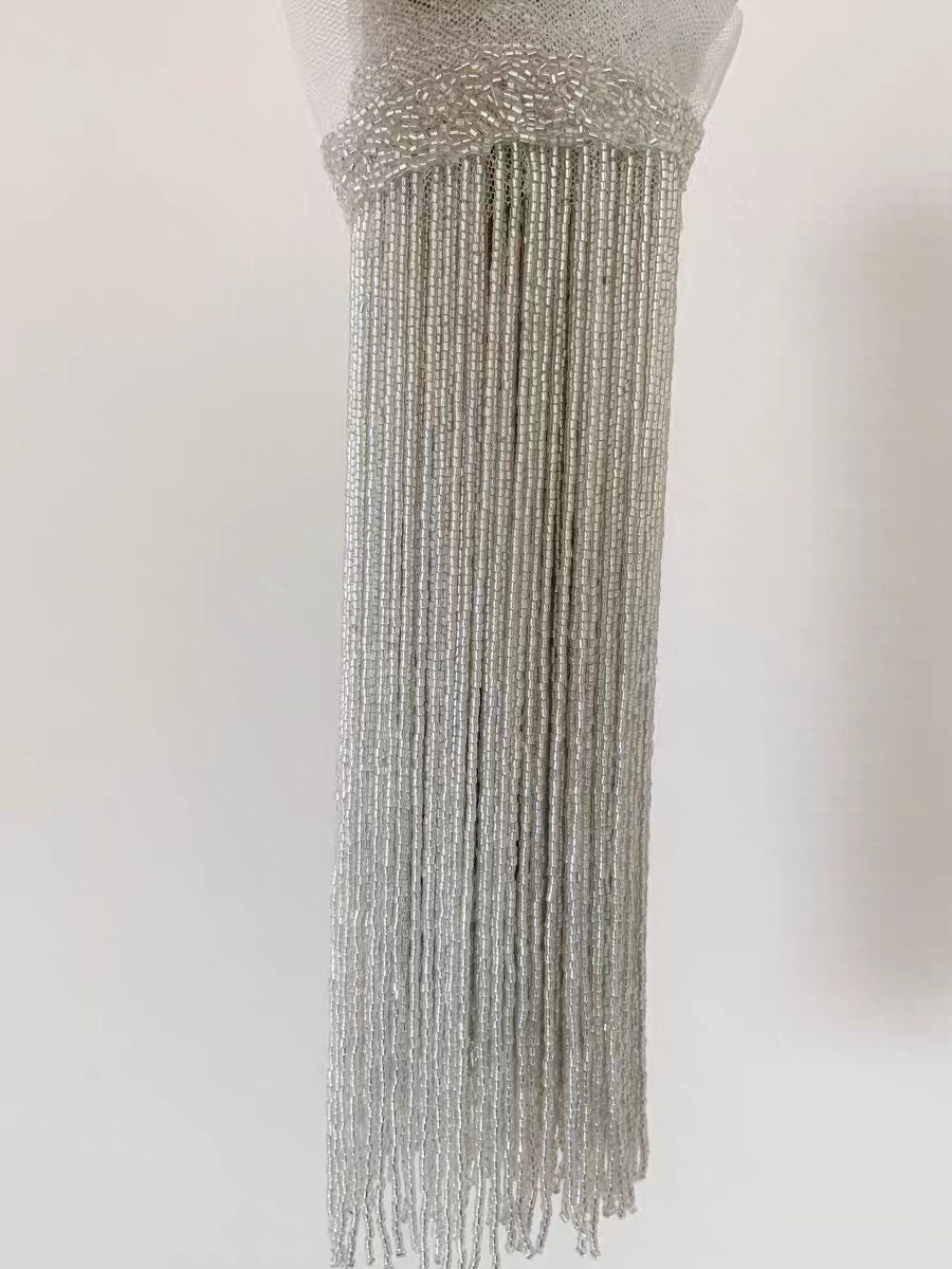 Handgemaakte kralenfranje van 180 cm lang en 25 cm breed, gemaakt van 2 gesneden zaadkralen. Geschikt als franje voor lampenkappen, trouwjurken, kostuums, doe-het-zelf decoratie of kwastjes. Verkrijgbaar in 10 verschillende kleuren.