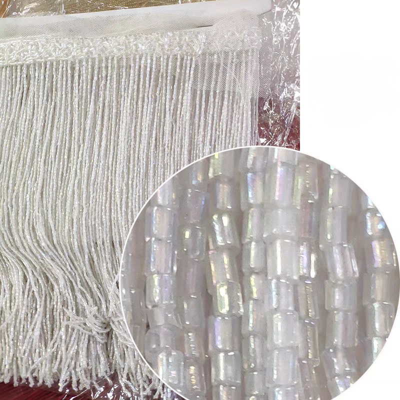 Handgemaakte kralenfranje van 180 cm lang en 25 cm breed, gemaakt van 2 gesneden zaadkralen. Geschikt als franje voor lampenkappen, trouwjurken, kostuums, doe-het-zelf decoratie of kwastjes. Verkrijgbaar in 10 verschillende kleuren.