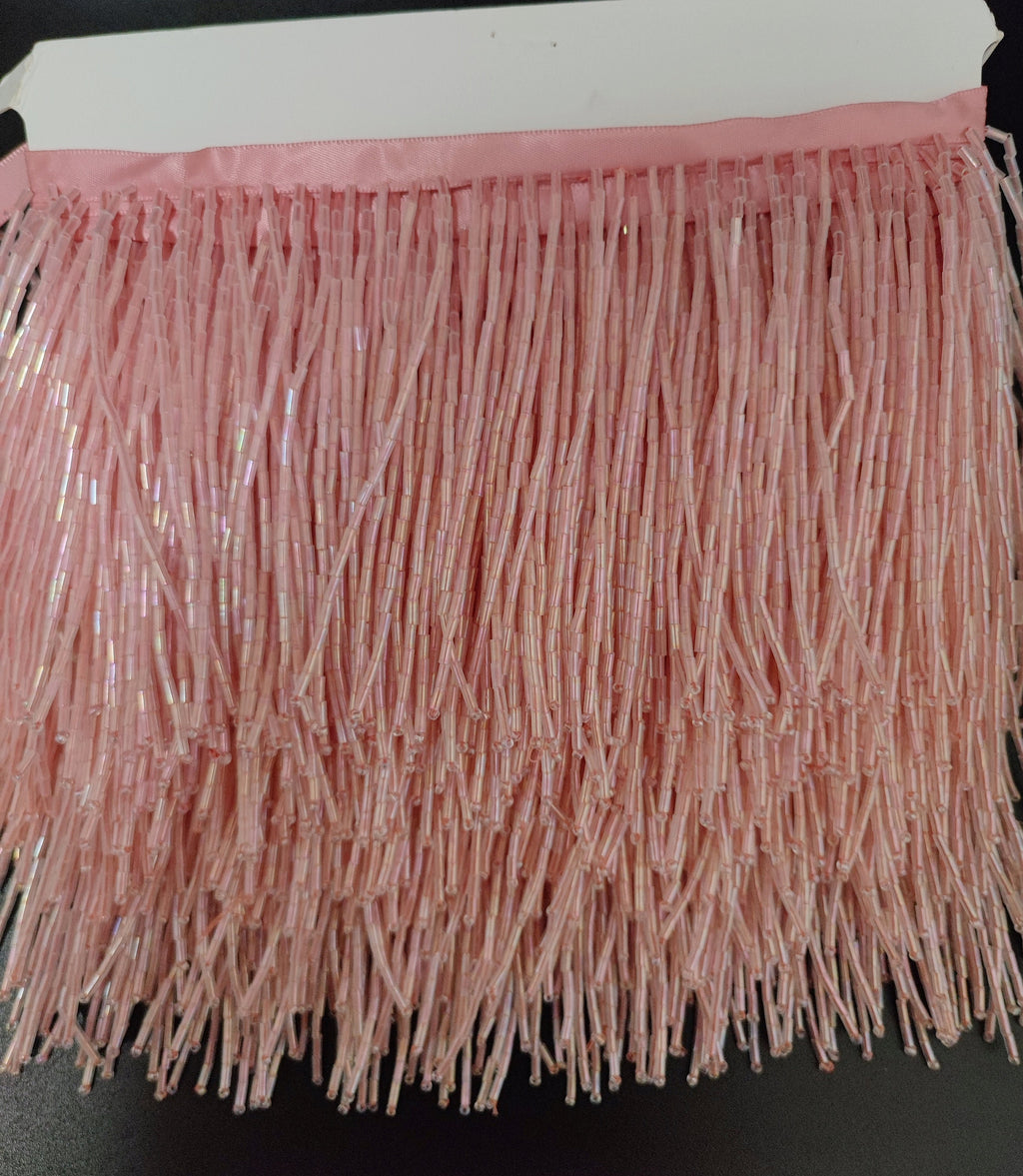 Frange perlée entièrement composée de perles tubulaires, 90 cm de long et 10 cm de large. Idéale pour la décoration de robes et costumes, ou pour abat-jour. Disponible en 10 couleurs différentes.