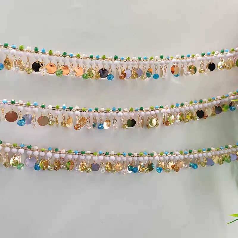 Chaîne à franges faite main, 90 cm de long, 3 cm de large, ornée de perles de cristal et de sequins métalliques.