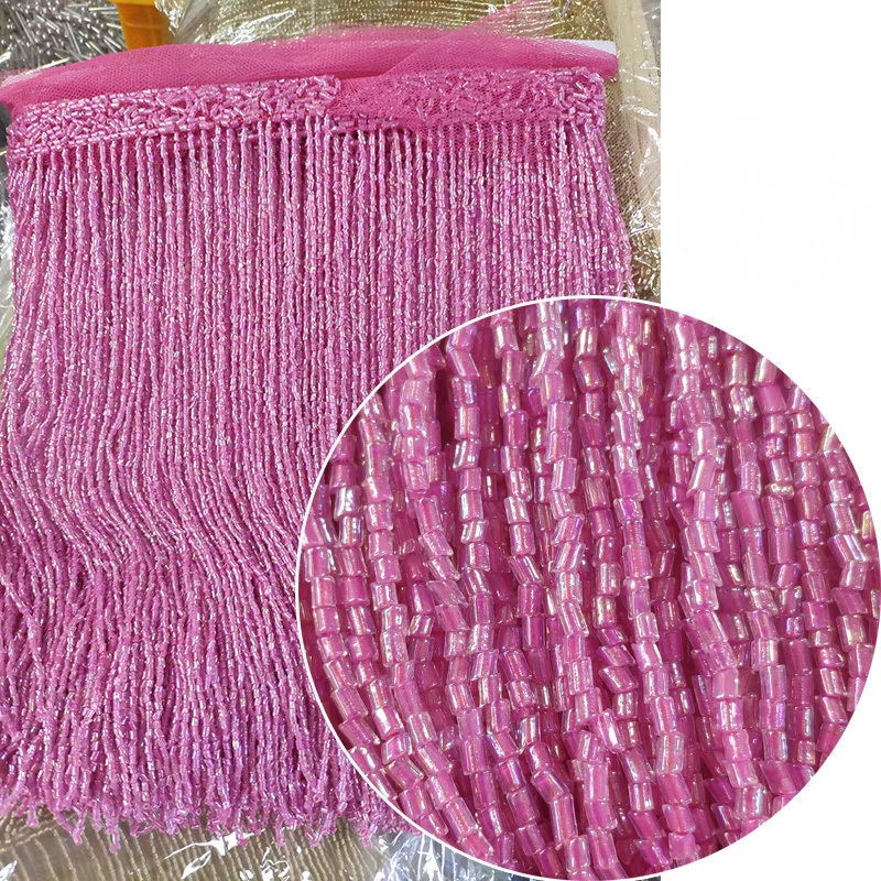 Handgemaakte kralenfranje van 180 cm lang en 25 cm breed, gemaakt van 2 gesneden zaadkralen. Geschikt als franje voor lampenkappen, trouwjurken, kostuums, doe-het-zelf decoratie of kwastjes. Verkrijgbaar in 10 verschillende kleuren.