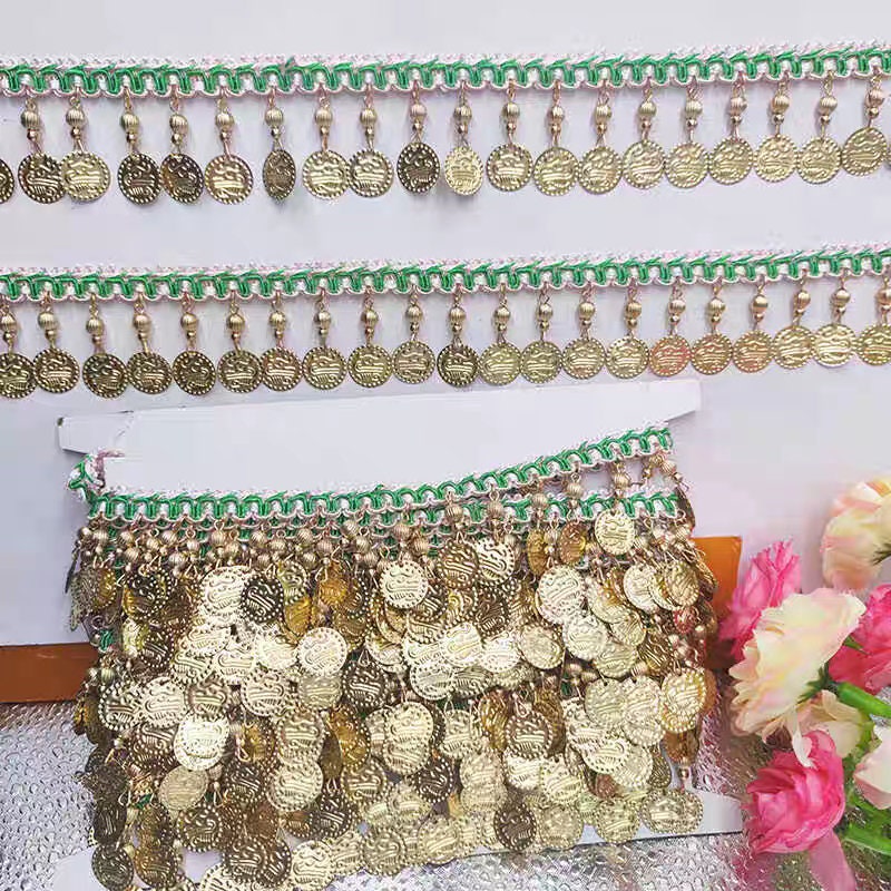 Handgemaakte franje van 90 cm lang en 3,5 cm breed met gouden metallic pailletten en kralen, geschikt voor danskleding, zelf te naaien of als franje, met 4 verschillende banden.