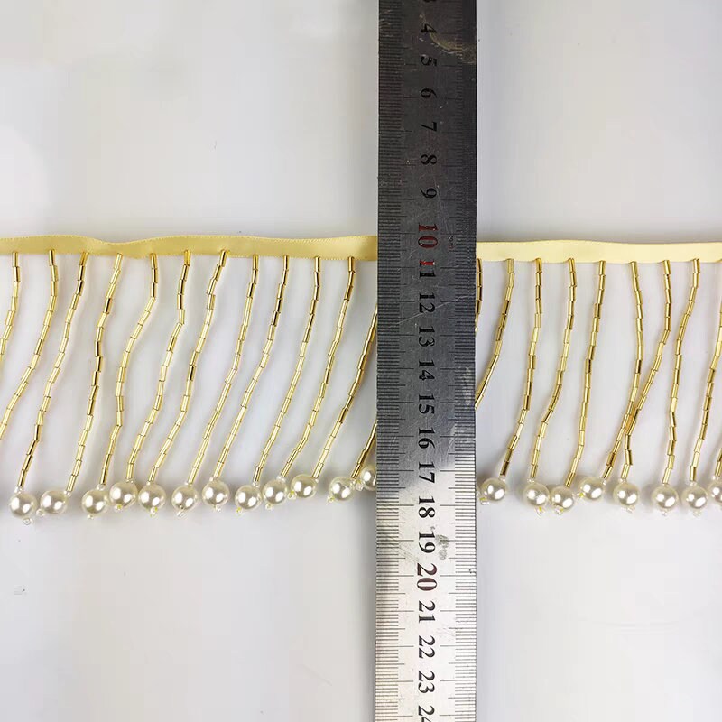 Frange perlée faite main de 90 cm de long et 8 cm de large, composée de perles tubulaires et de perles de culture. Idéale pour abat-jour, rideaux, robes, etc.