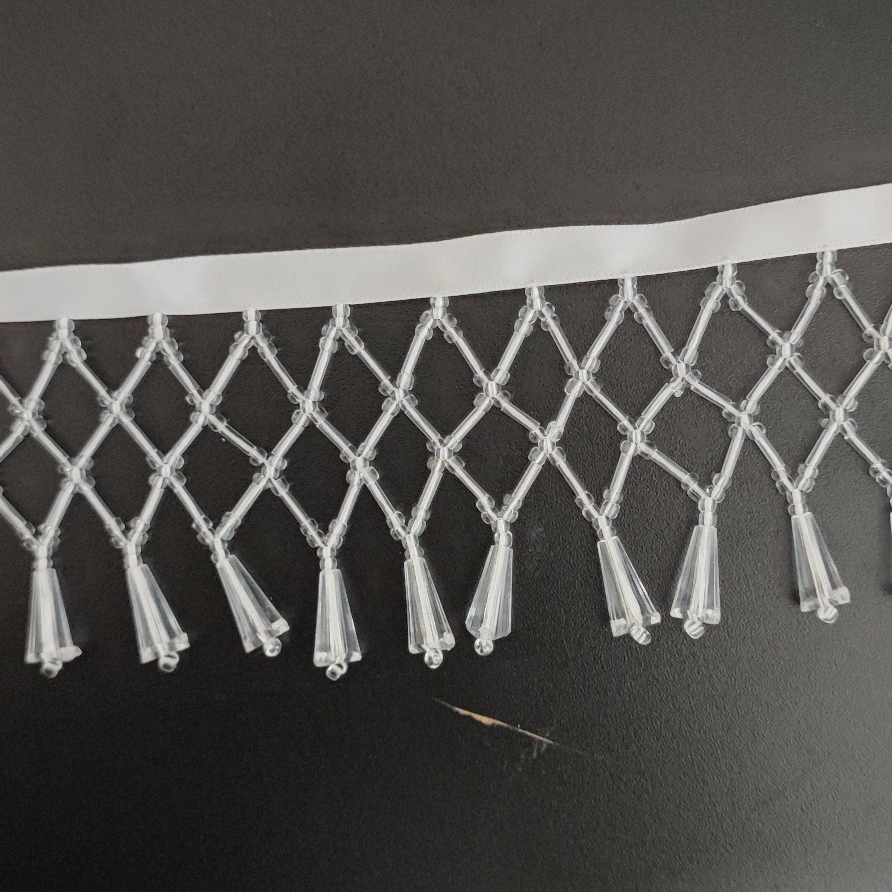 Frange perlée en filet de 6 cm de large, rose, turquoise, transparent, rouge, noir, vert, noir, perles de verre, perles de cristal, frange d'abat-jour perlée