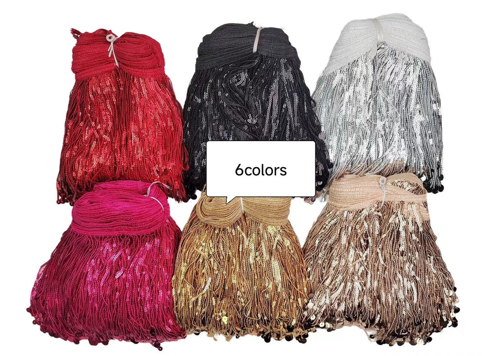 15 yards (ca. 14 meter) glinsterende, 18 cm brede, bandloze, dikke zilveren paillettenfranje, verkrijgbaar in verschillende kleuren.