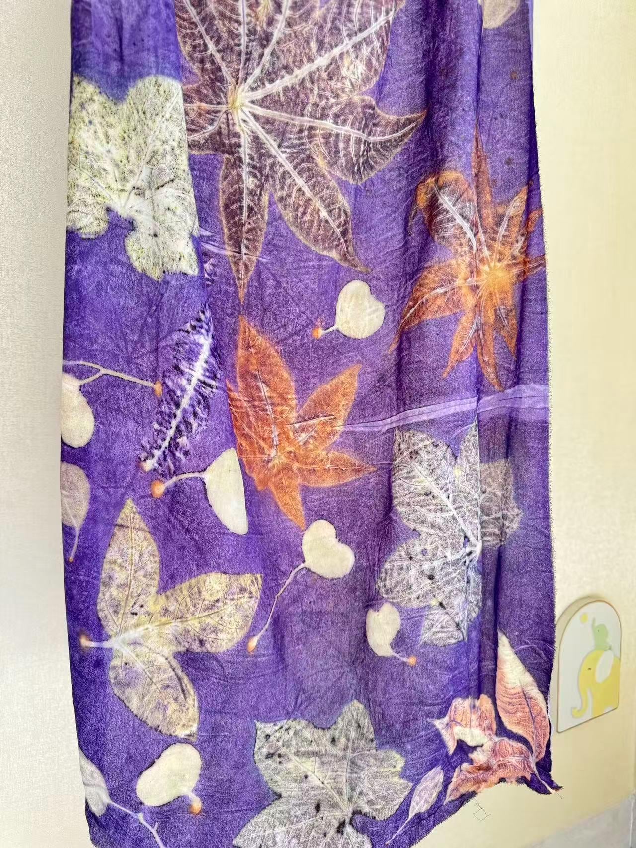 Eco-print sjaal van pure zijde, handgemaakt en geverfd met plantaardige kleurstoffen (55 cm x 140 cm)