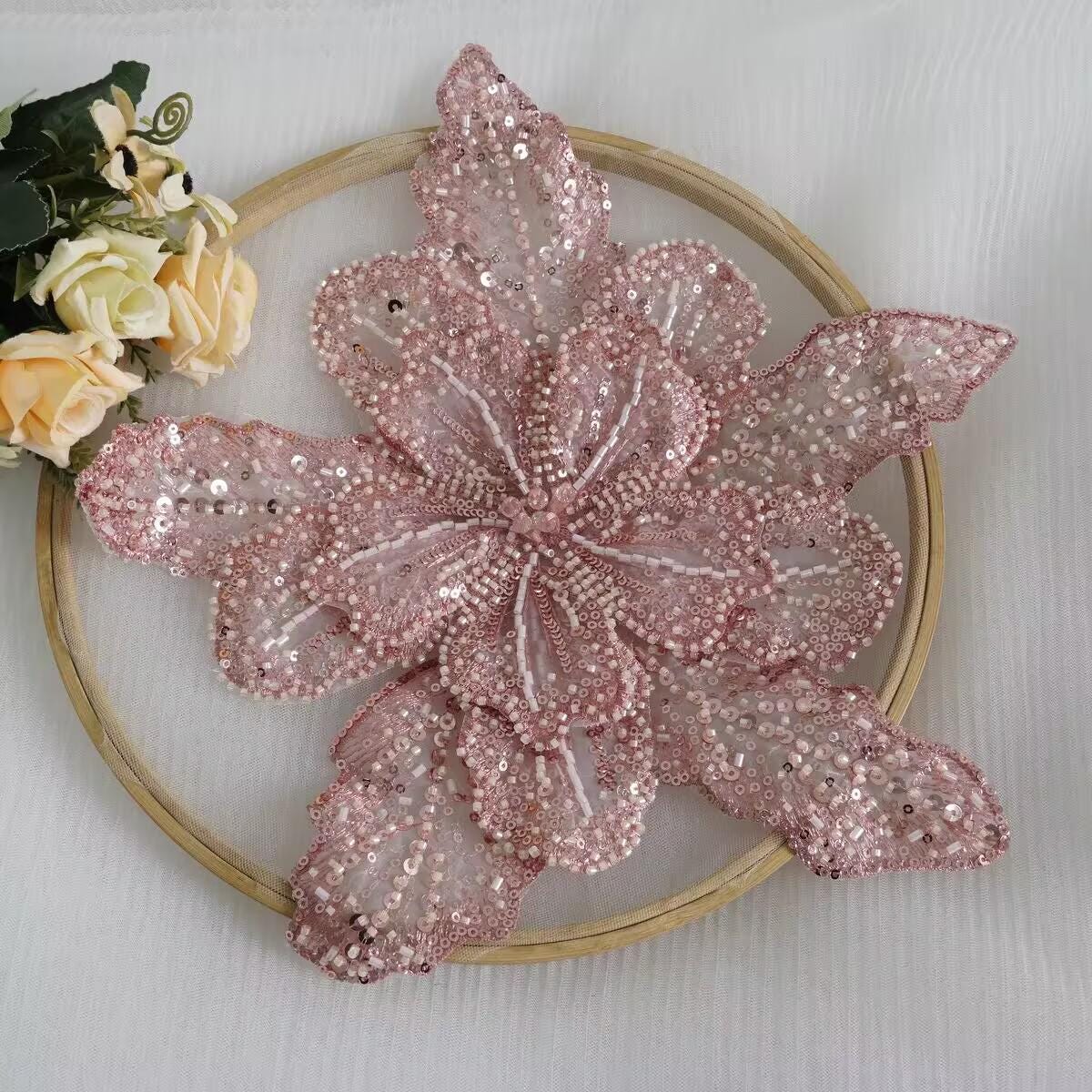Écusson floral perlé fait main, appliqué en strass et paillettes (29 cm)