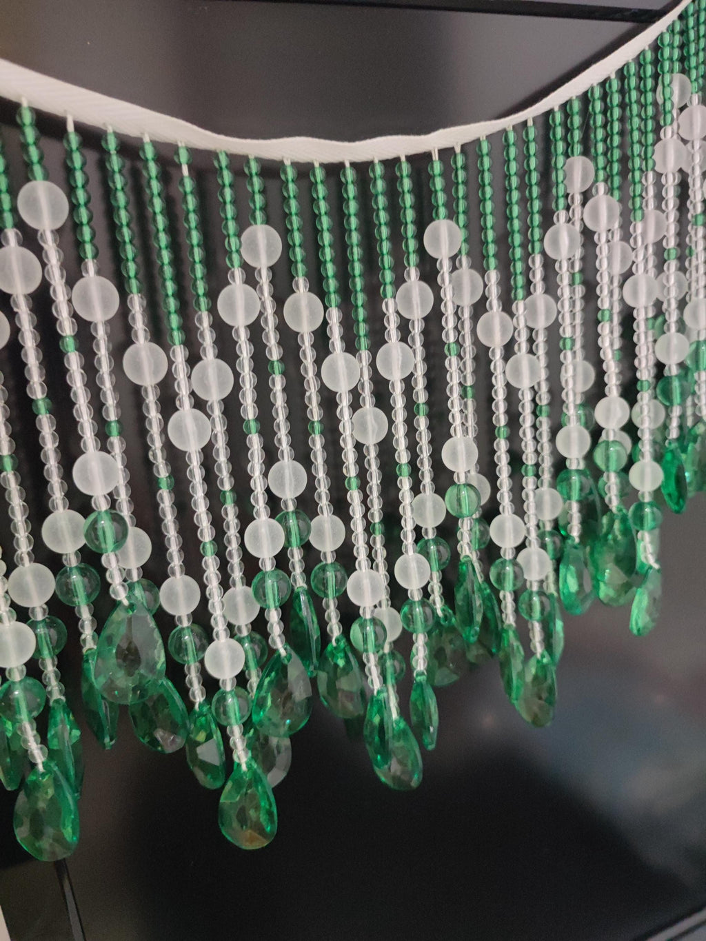 Handgemaakte franje van smaragdgroene kristallen kralen: decoratie voor lampenkap of jurk, 18 cm breed