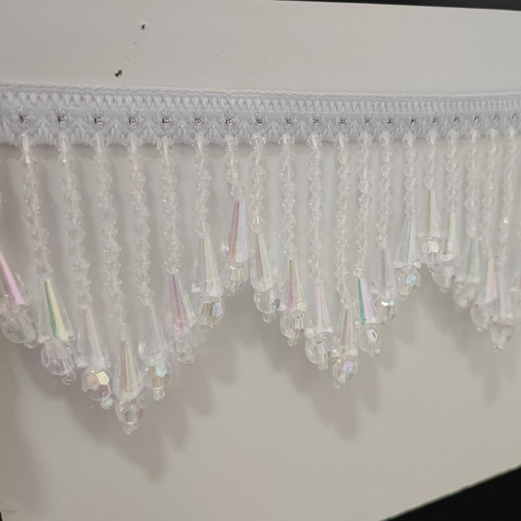 Handgemaakte franje van 1 meter lange en 8 cm brede iriskralen van transparant plastic met een chevronpatroon, geschikt voor lampenkappen, gordijnen, naaiprojecten en decoratie.