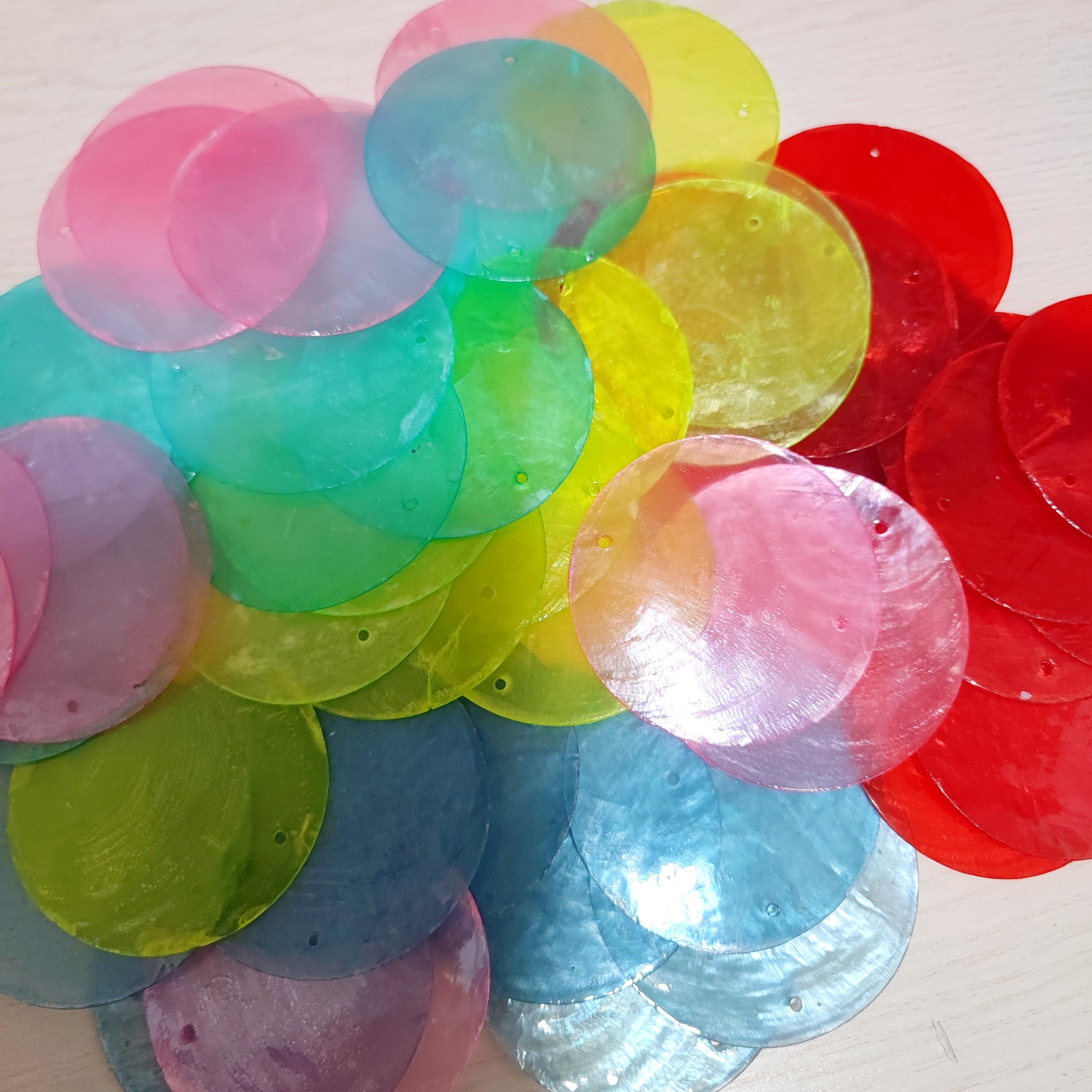 assortiment de 50 disques de nacre teintée de 50 mm, couleurs assorties : rouge, rose, jaune fluo, bleu marine, bleu brume, rose vif, transparent, or clair et noir.