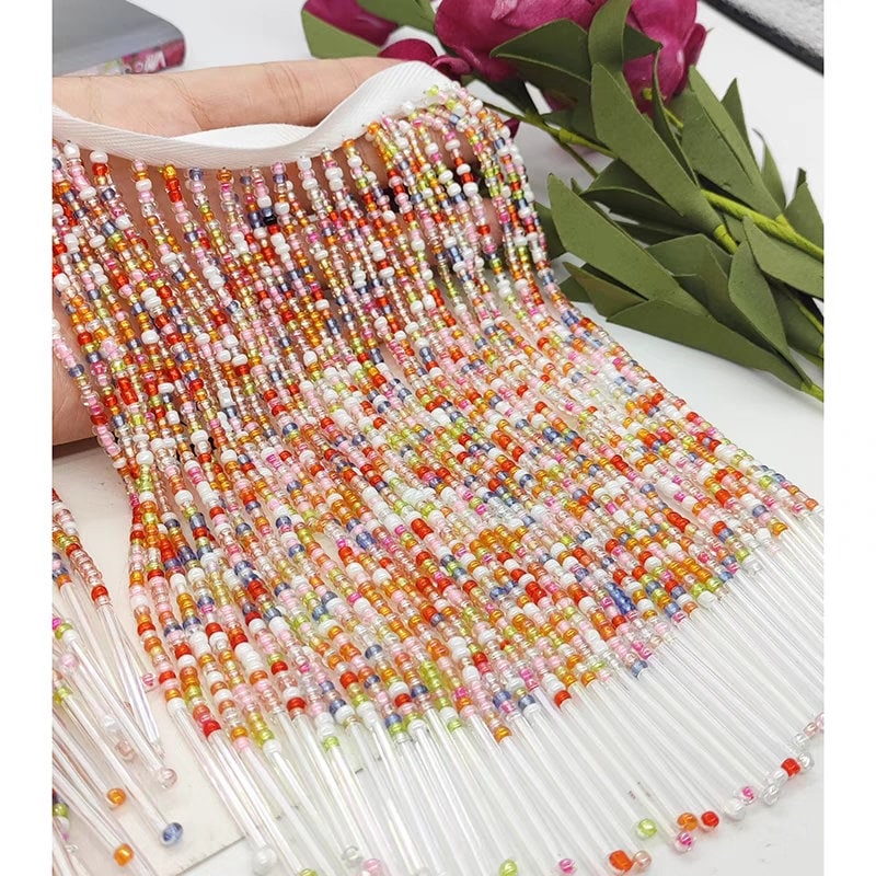 Frange perlée faite à la main, 90 cm de long, 18 cm de large, ornée de perles de rocaille multicolores et de perles tubulaires. Idéale pour rideaux, abat-jour ou table.