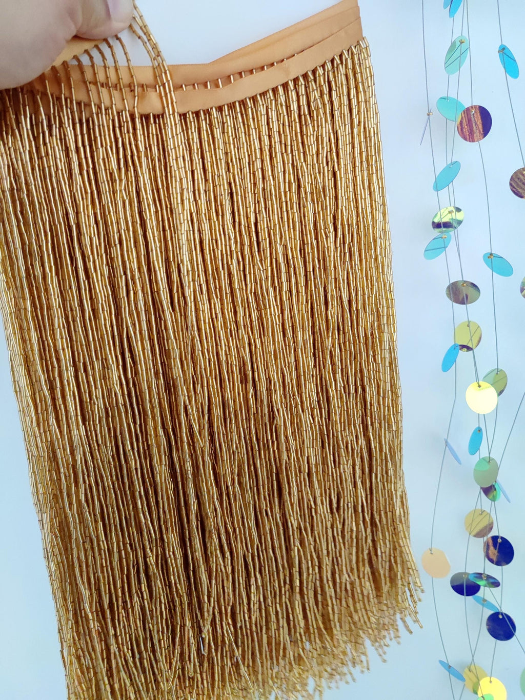 Gouden kraaltjesfranje: 30 cm brede kwast voor jurken en kostuums