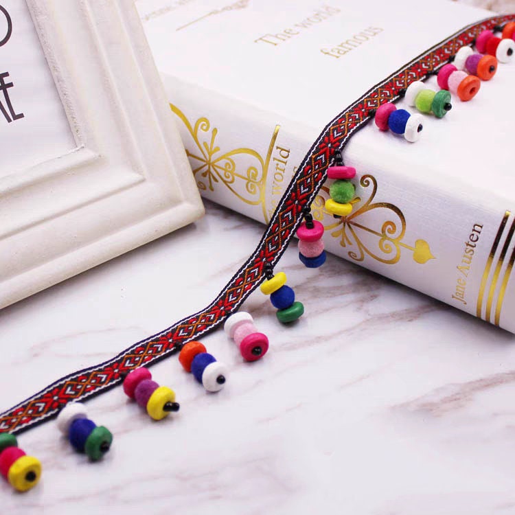 Frange à pompons colorés et perles de bois faite à la main - 90 cm de long