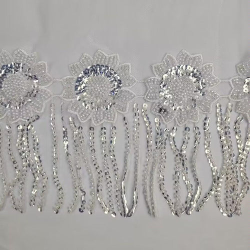 10 yards (ca. 9 meter) brede kralenbloemen met pailletten en franjes, kristalzilver.