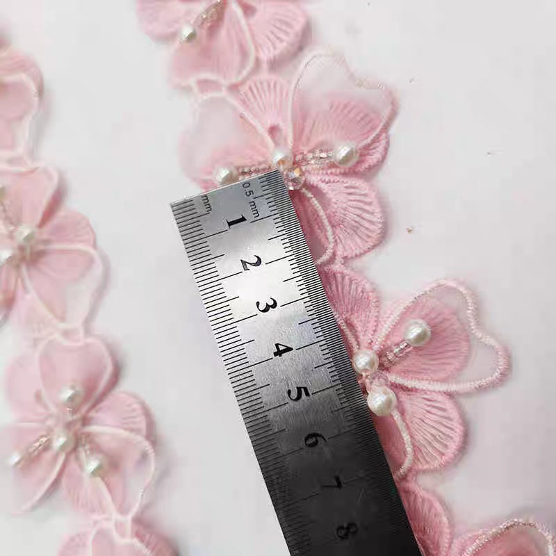 Bordure en dentelle florale rose faite main : ornée de perles et d'organza (90 cm)