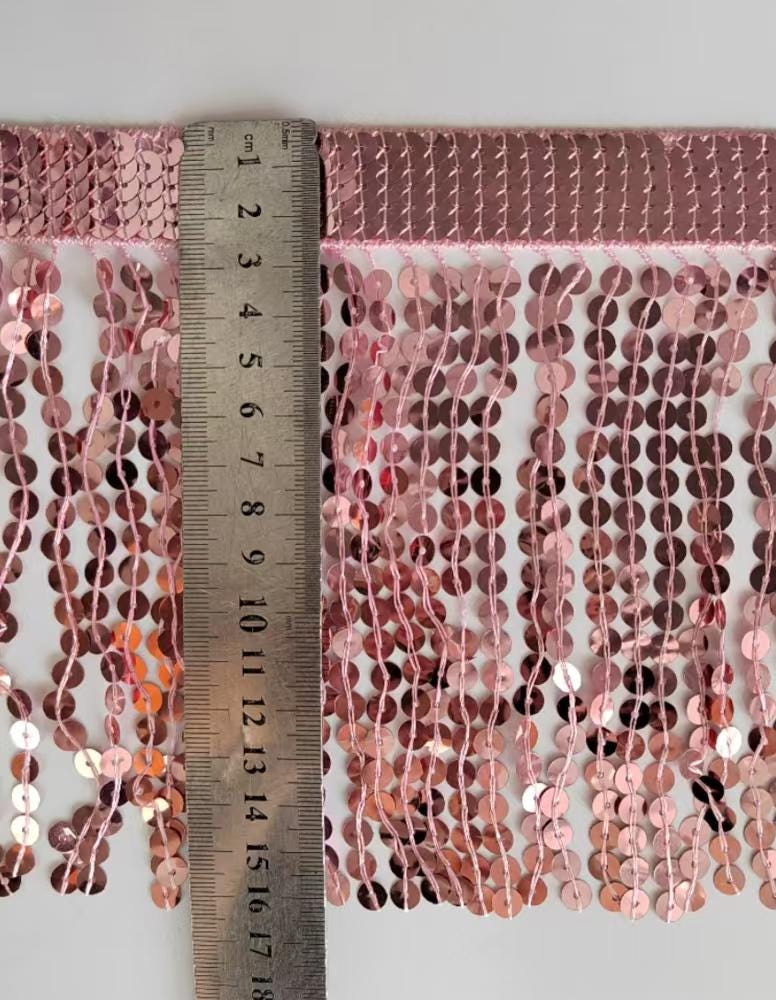 Bande tressée épaisse de 10 yards (9,14 m) et 6 pouces (15,2 cm) de large, ornée de sequins et de franges, disponible en 100 couleurs différentes.