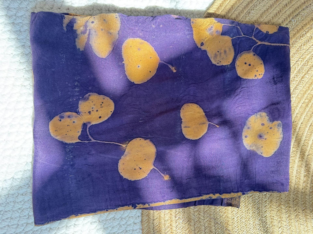 Eco-print sjaal van pure zijde, handgemaakt en geverfd met plantaardige kleurstoffen (55 cm x 140 cm)