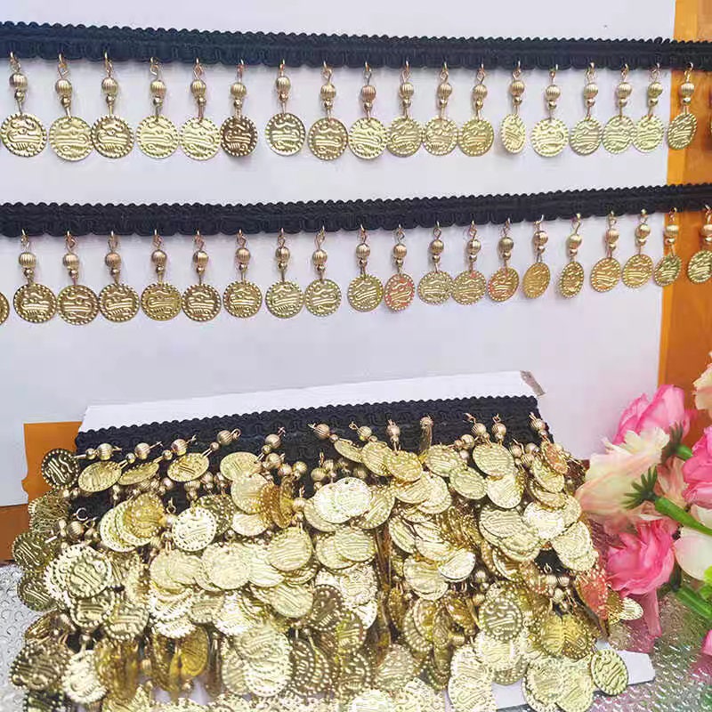 Handgemaakte franje van 90 cm lang en 3,5 cm breed met gouden metallic pailletten en kralen, geschikt voor danskleding, zelf te naaien of als franje, met 4 verschillende banden.