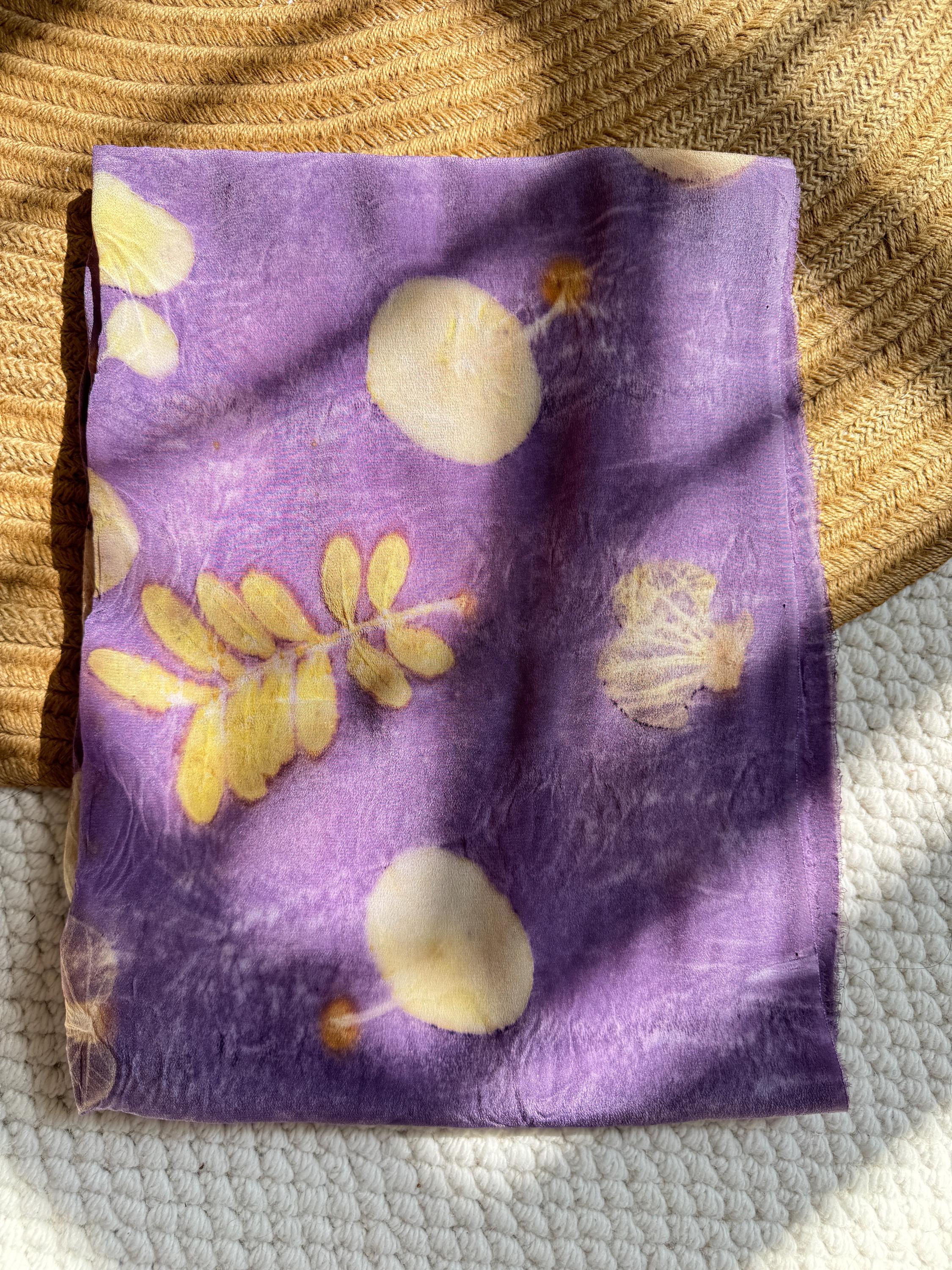 Eco-print sjaal van pure zijde, handgemaakt en geverfd met plantaardige kleurstoffen (55 cm x 140 cm)