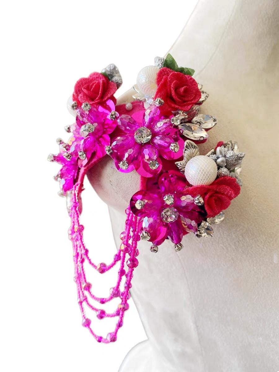 Bloemapplicatie met pailletten en kralen: applicatie met acryl edelstenen (14x16cm)