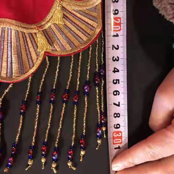 Frange perlée faite main, 90 cm de long x 10 cm de large, composée de perles rouges brillantes et de clochettes. Idéale pour abat-jour ou à réaliser soi-même.