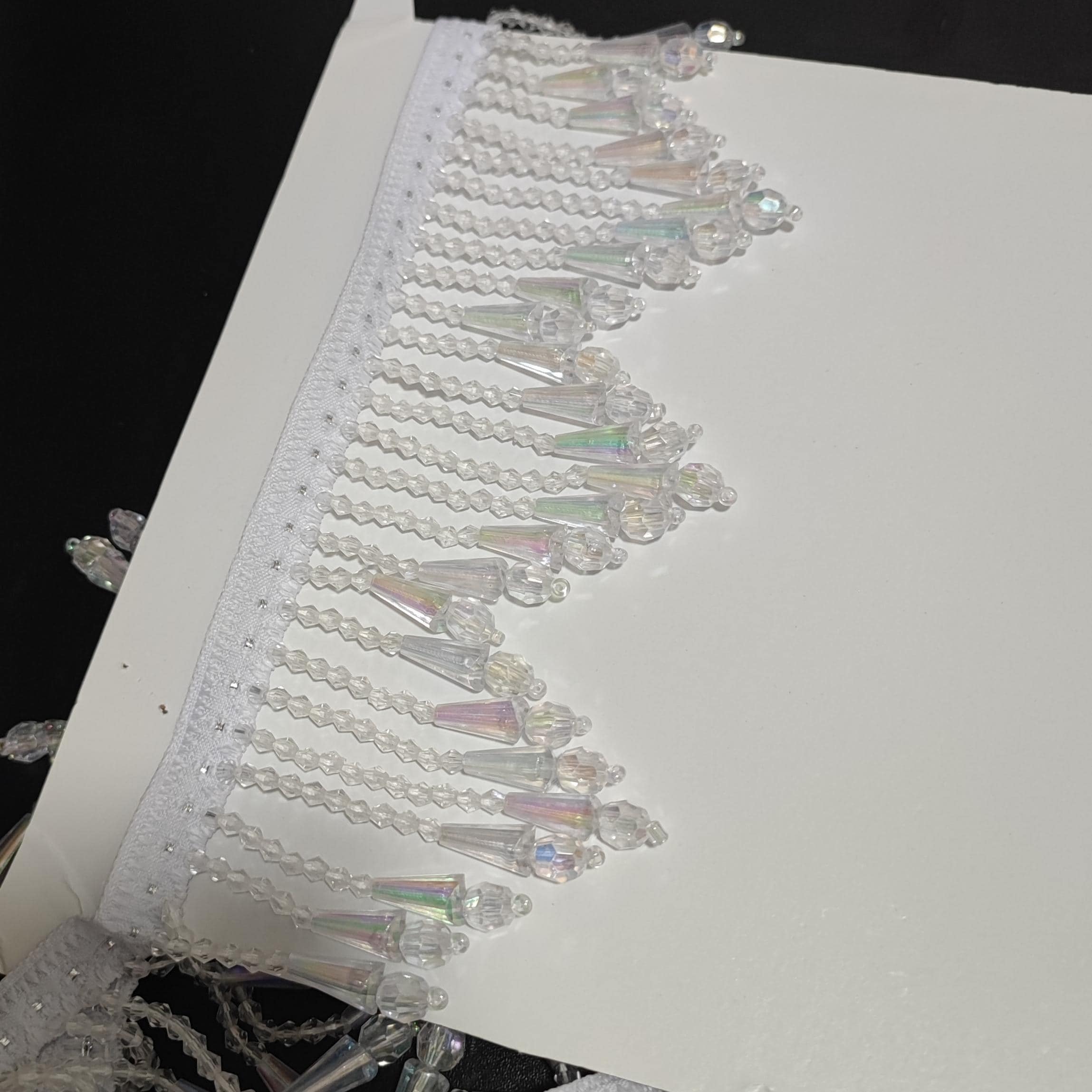 Handgemaakte franje van 1 meter lange en 8 cm brede iriskralen van transparant plastic met een chevronpatroon, geschikt voor lampenkappen, gordijnen, naaiprojecten en decoratie.