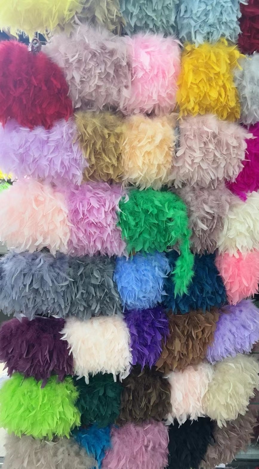 Frange en plumes de dinde de 12 à 18 cm de large, 10 m/couleur/lot, 23 couleurs différentes disponibles.