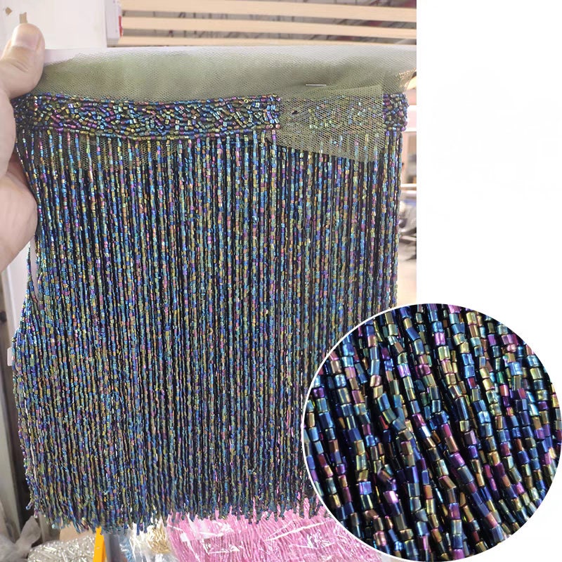 Handgemaakte kralenfranje van 180 cm lang en 25 cm breed, gemaakt van 2 gesneden zaadkralen. Geschikt als franje voor lampenkappen, trouwjurken, kostuums, doe-het-zelf decoratie of kwastjes. Verkrijgbaar in 10 verschillende kleuren.