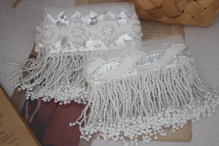 Witte kanten franje met kralen: versiering voor trouwjurken (1 m)