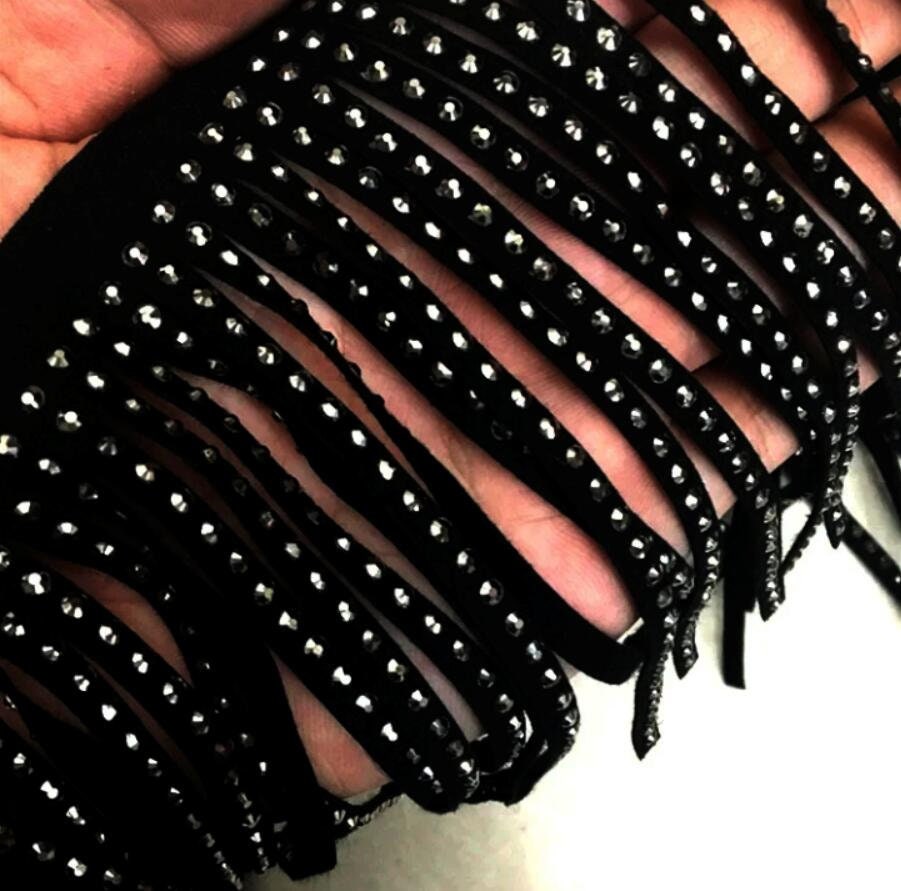 Zwarte suède franje met strasssteentjes: hittebestendige versiering, zelf te naaien, 13 cm breed