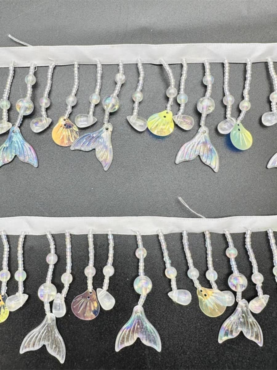 Handgemaakte franje van schelpjes, pailletten en plastic viskralen, 90 cm lang en 5 cm breed, geschikt als lampenkapfranje of knutselfranje voor kinderen.