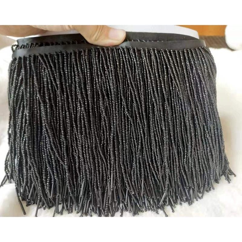 15 cm lange kralenfranje: zilverkleurige zaadkralen en lange buisvormige kwastjes, kleuren op maat, 4,5 meter