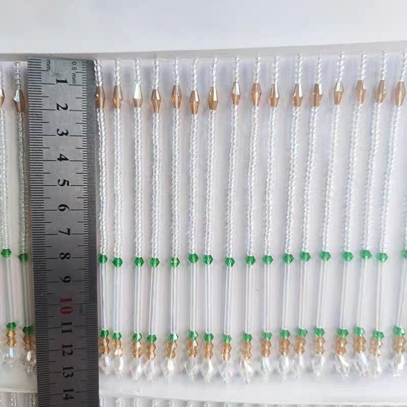 Handgemaakte kralenfranje van 90 cm lang en 15 cm breed, gemaakt van zaadkralen en kristallen kralen, ideaal voor het versieren van een lampenkap. Verkrijgbaar in 2 verschillende kleuren.