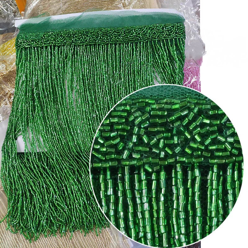 Handgemaakte kralenfranje van 180 cm lang en 25 cm breed, gemaakt van 2 gesneden zaadkralen. Geschikt als franje voor lampenkappen, trouwjurken, kostuums, doe-het-zelf decoratie of kwastjes. Verkrijgbaar in 10 verschillende kleuren.